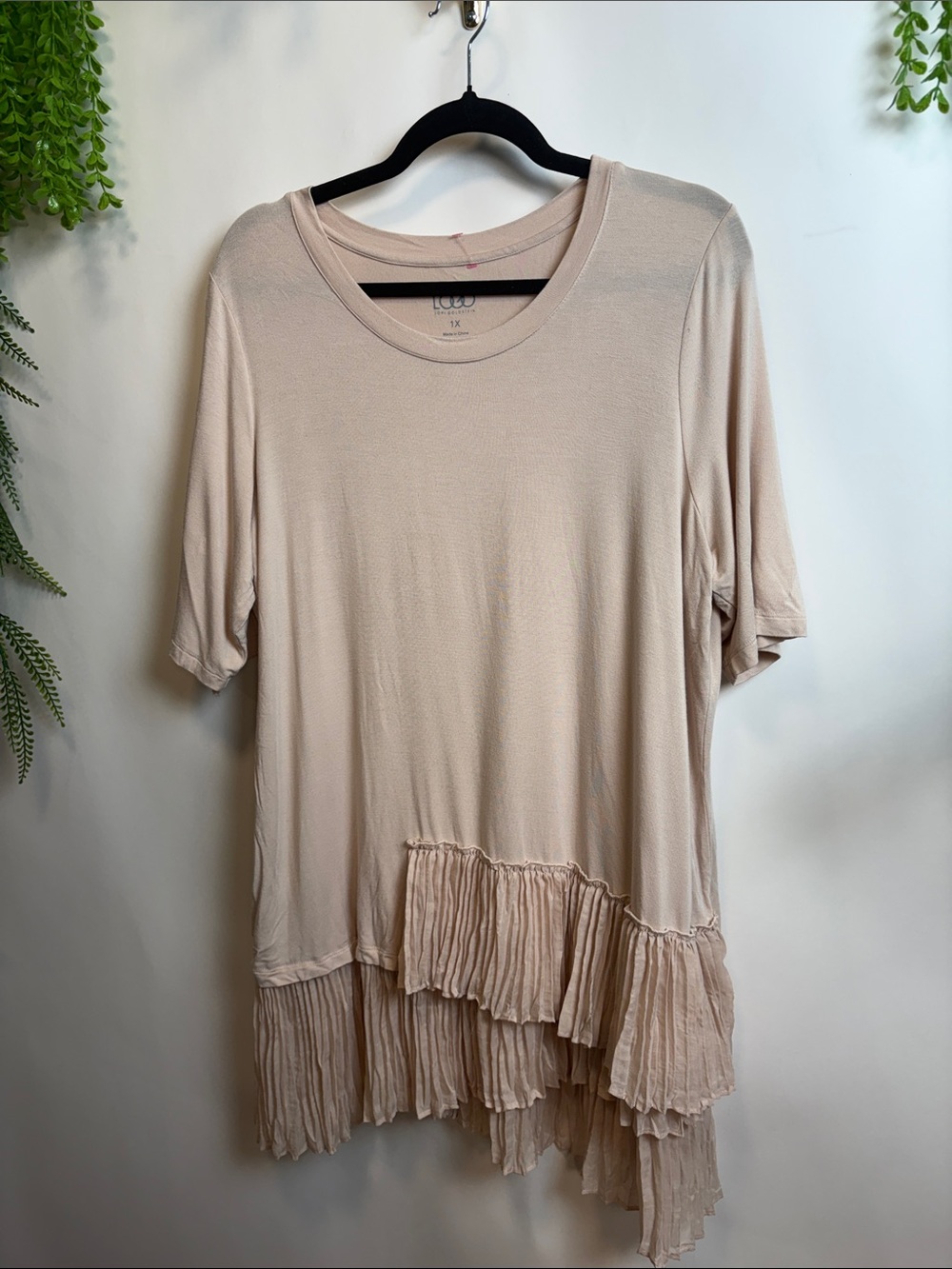 LOGO by Lori Goldstein Beige Short Sleeve Pleated-Hem Tee